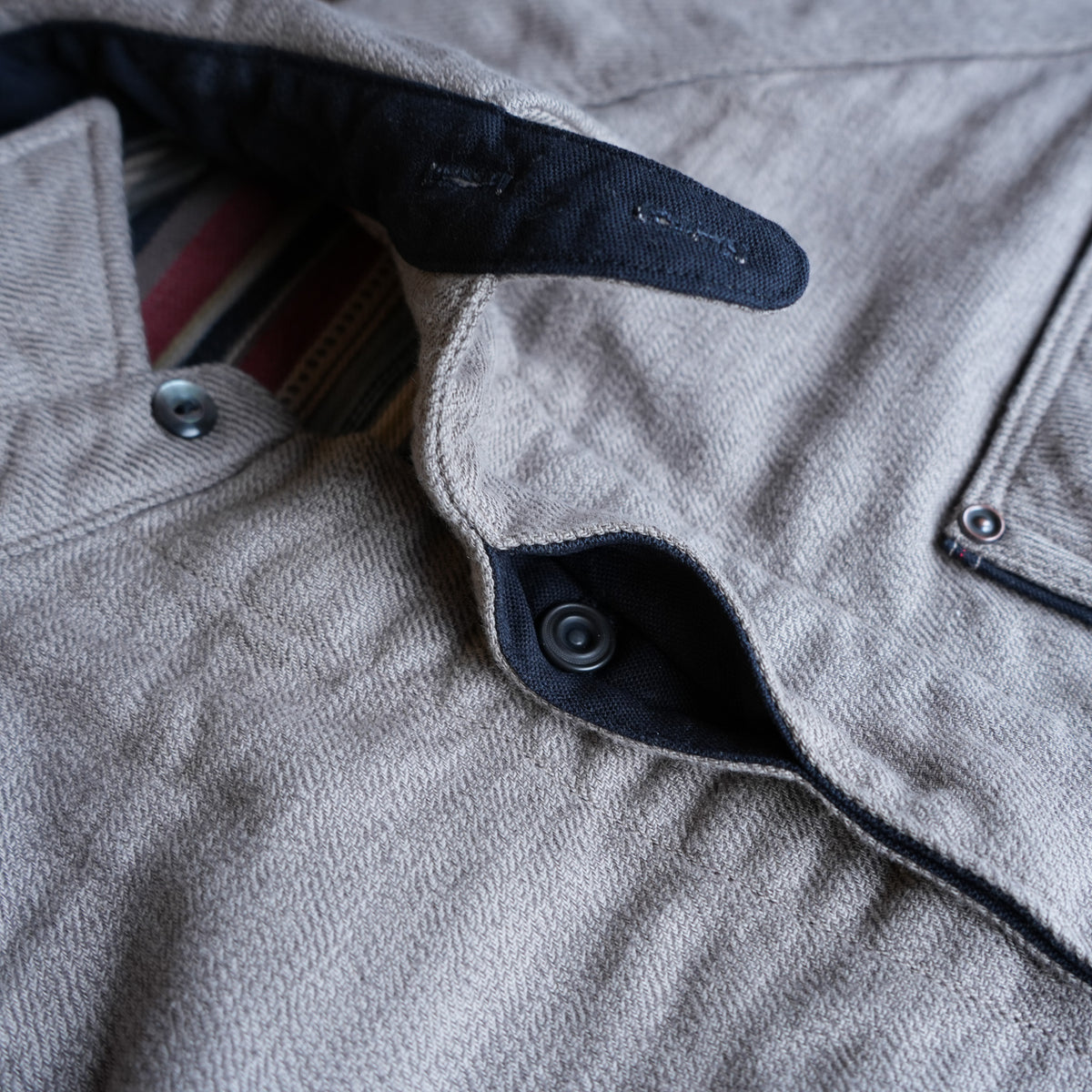DELUXEWARE_7649C_40S NATIVE BORDER_GRAY