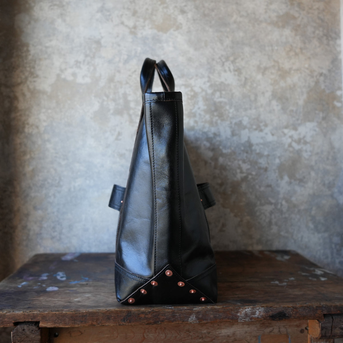 INCEPTION_IPHSB-18_HORSE HIDE COAL BAG (MEDIUM) _Black