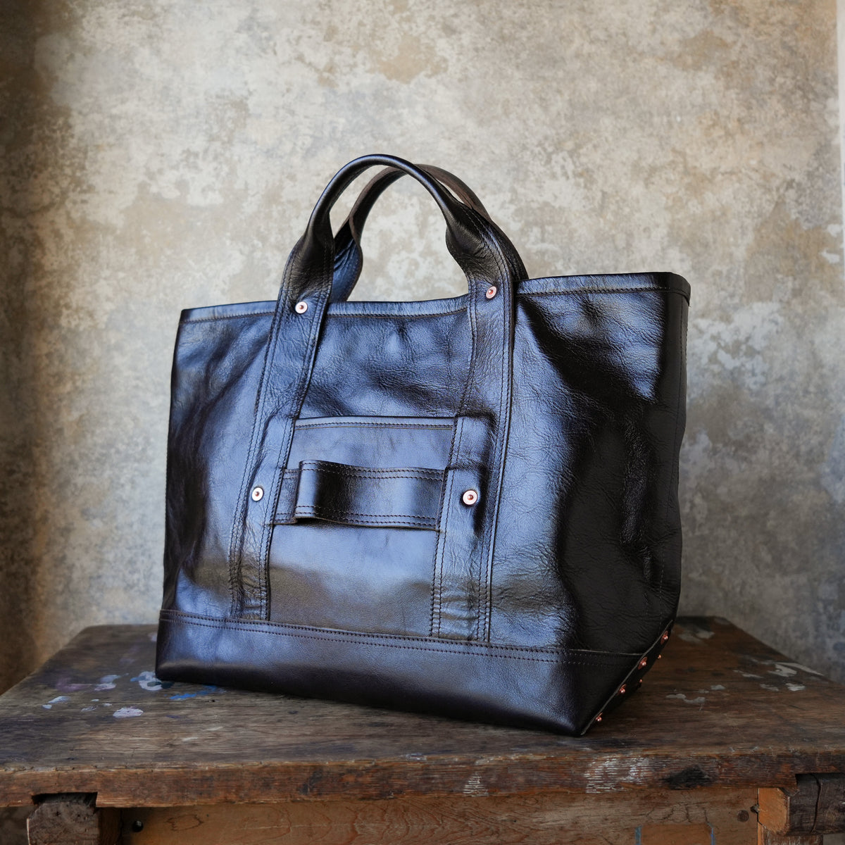 INCEPTION_IPHSB-18_HORSE HIDE COAL BAG (MEDIUM) _DarkBrown