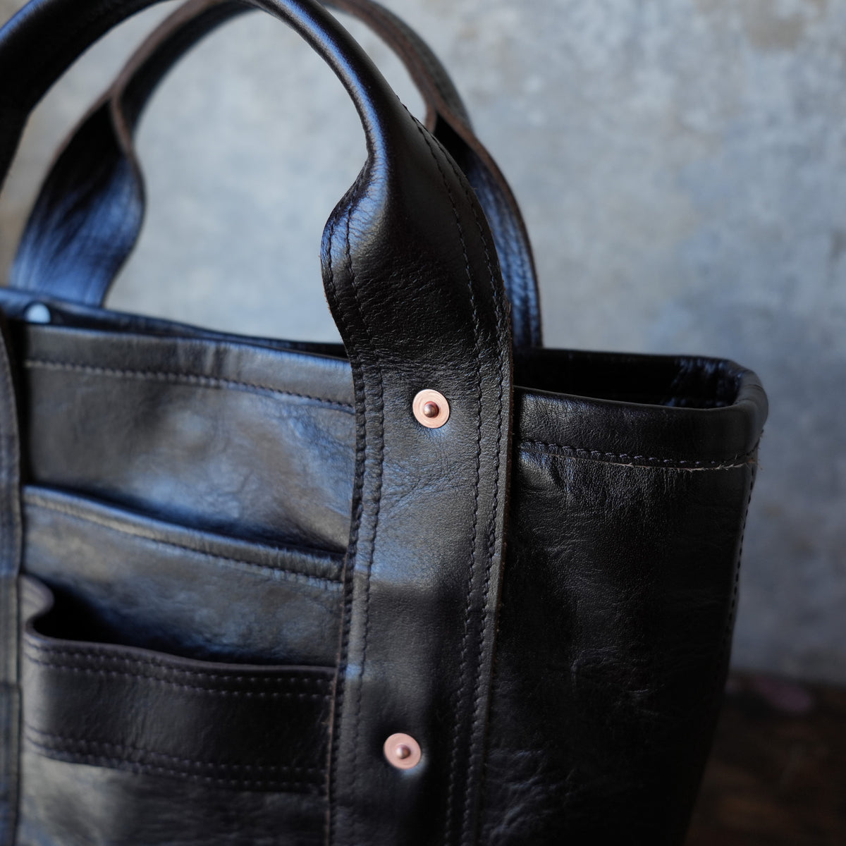 INCEPTION_IPHSB-17_HORSE HIDE COAL BAG (SMALL) _DarkBrown