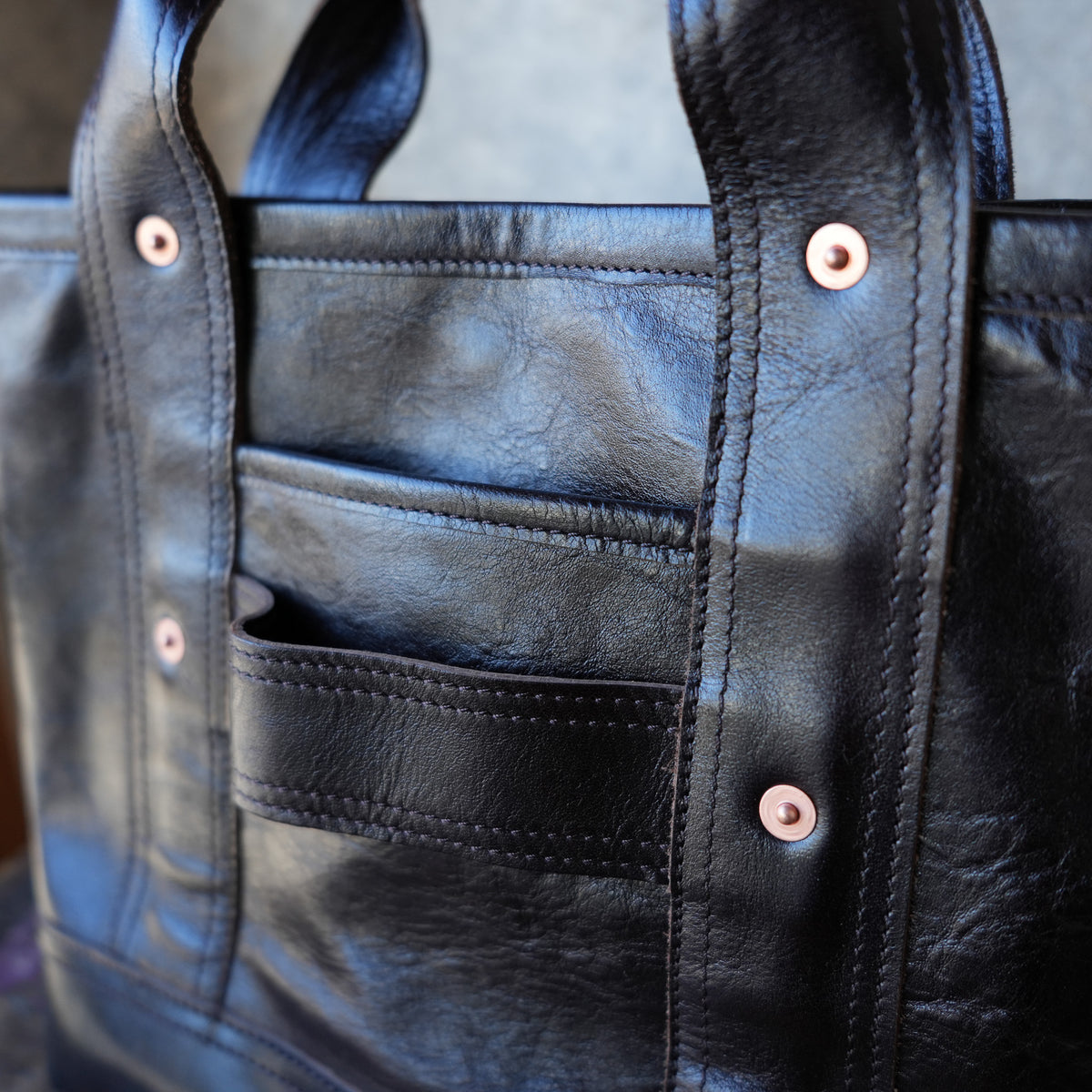 INCEPTION_IPHSB-17_HORSE HIDE COAL BAG (SMALL) _DarkBrown