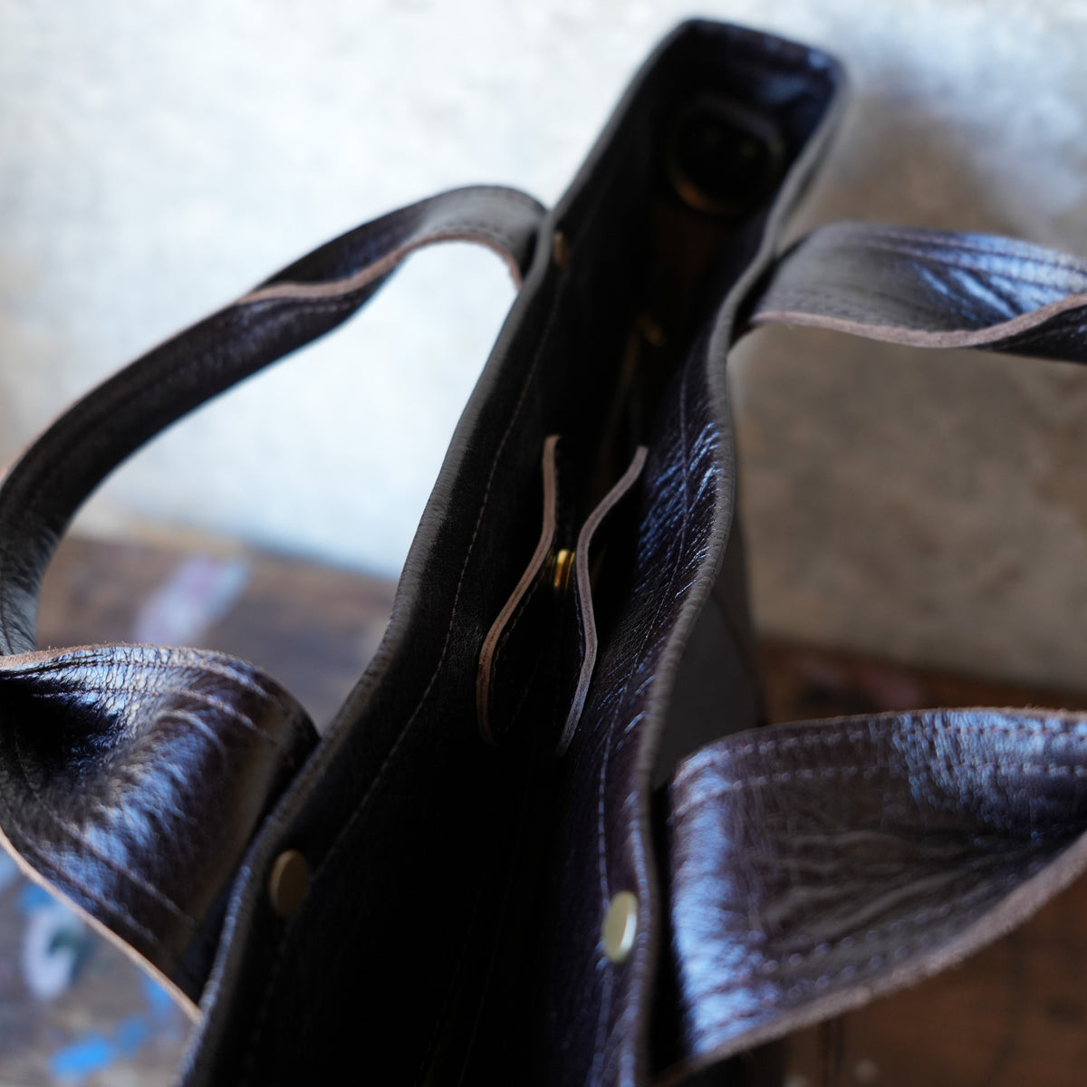 INCEPTION_IPHSB-18_HORSE HIDE COAL BAG (MEDIUM) _DarkBrown