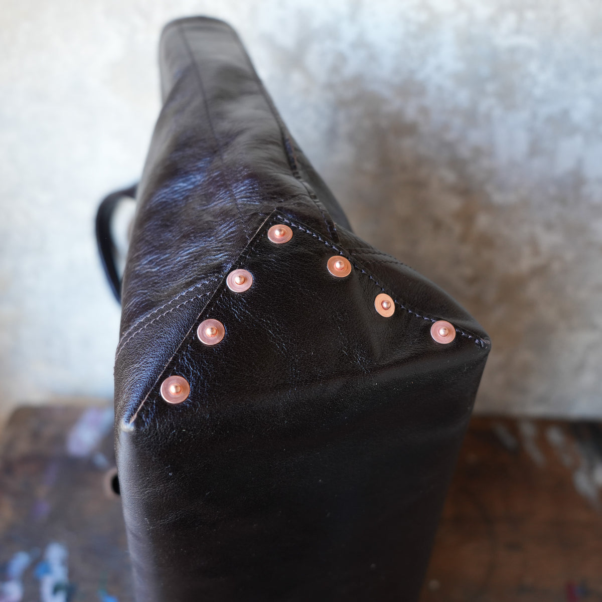 INCEPTION_IPHSB-18_HORSE HIDE COAL BAG (MEDIUM) _DarkBrown