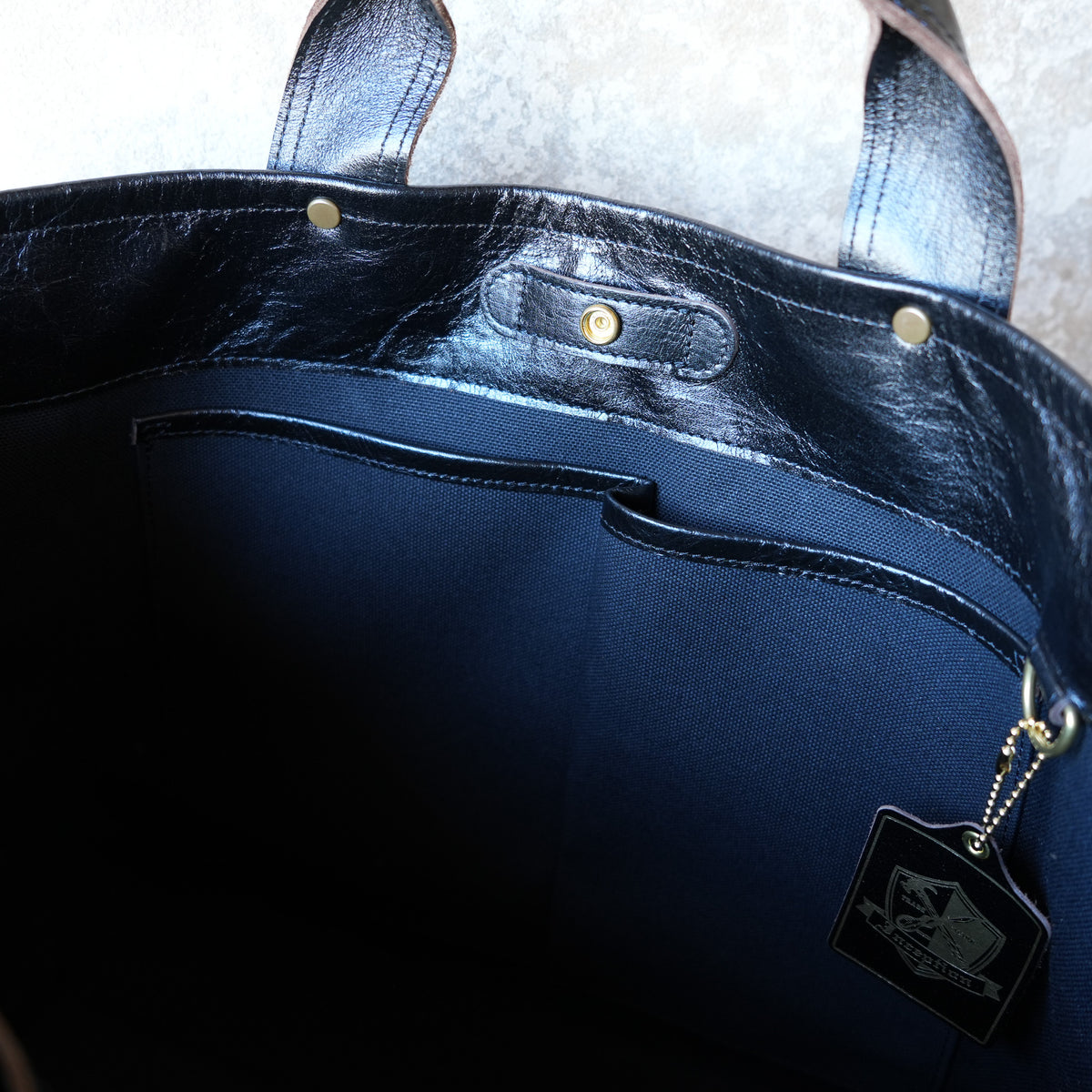 INCEPTION_IPHSB-18_HORSE HIDE COAL BAG (MEDIUM) _Black