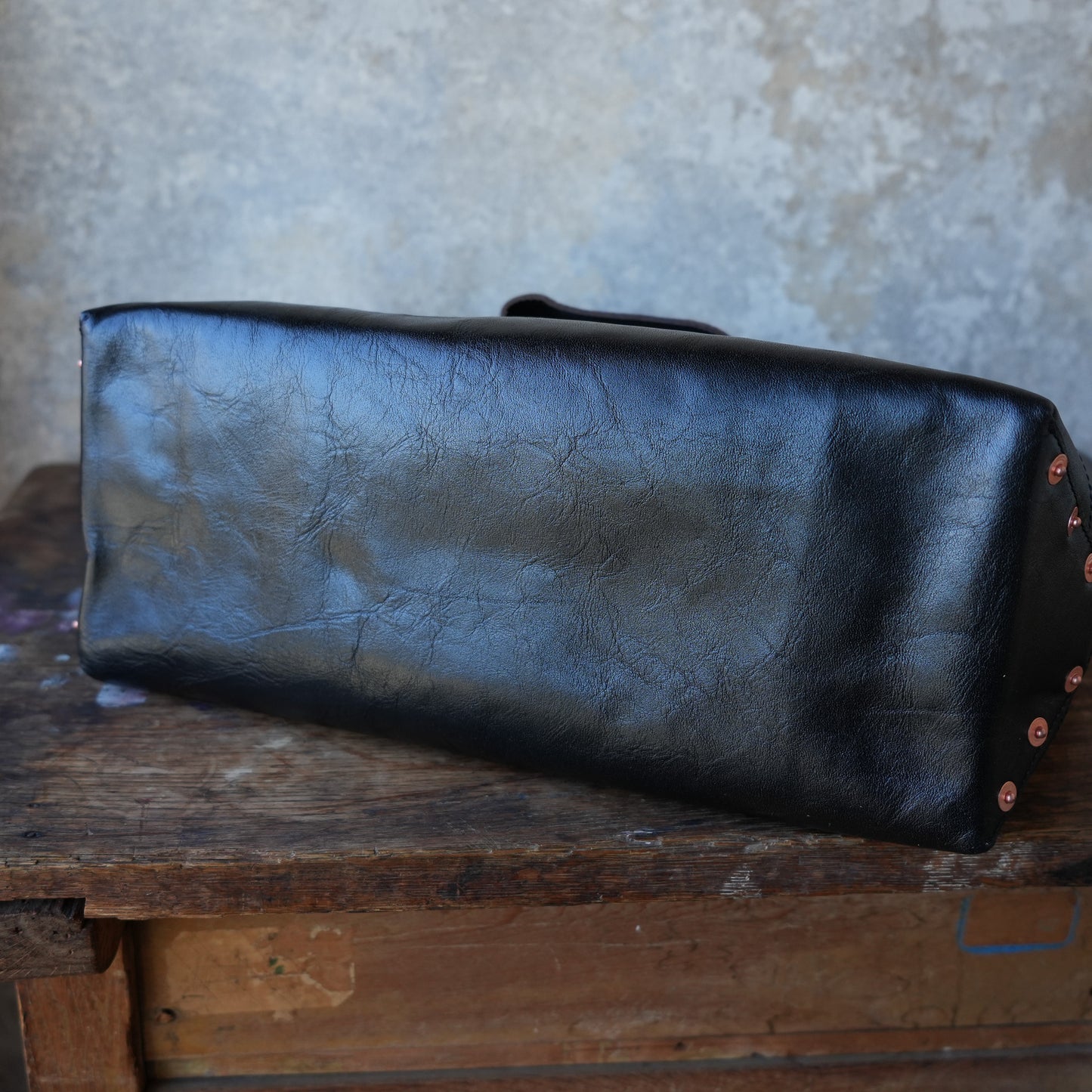 INCEPTION_IPHSB-18_HORSE HIDE COAL BAG (MEDIUM) _Black