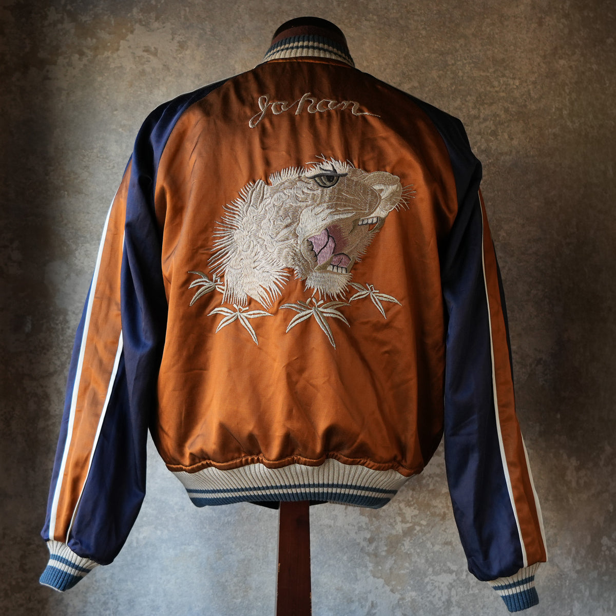 DELUXEWARE_DSJ-001_50s SOUVENIR JACKET_BLK/ORG