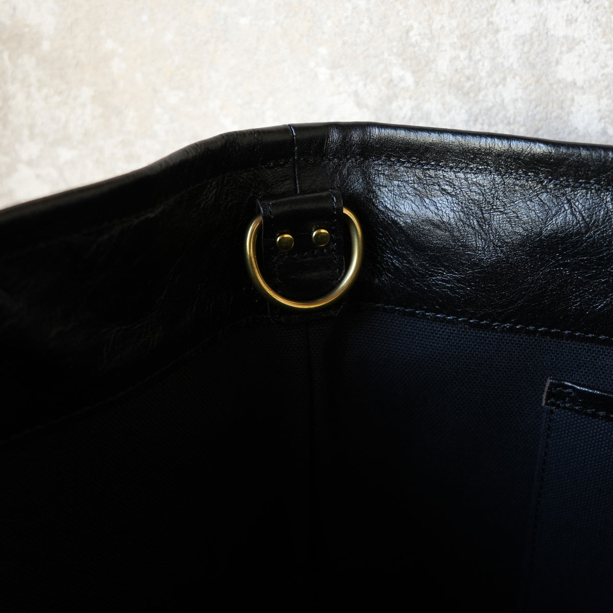 INCEPTION_IPHSB-19_HORSE HIDE COAL BAG (LARGE) _Black