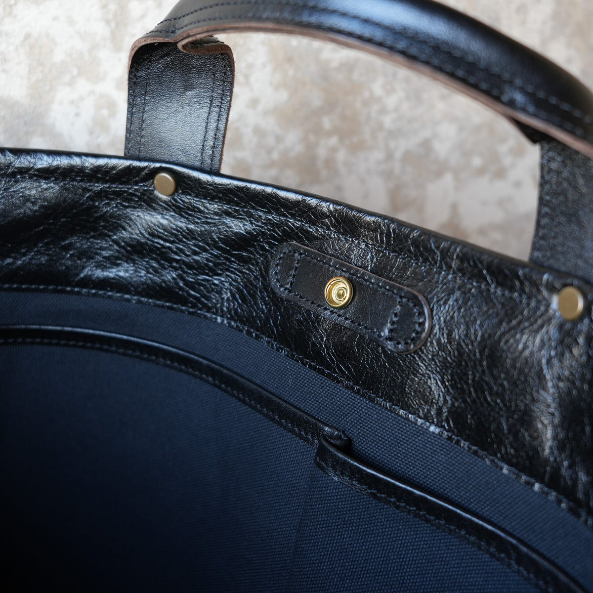 INCEPTION_IPHSB-19_HORSE HIDE COAL BAG (LARGE) _Black