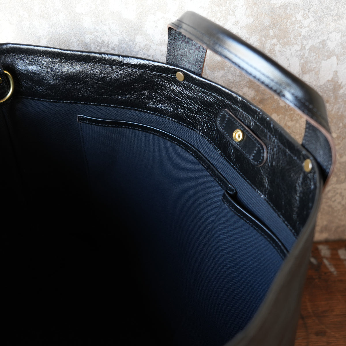 INCEPTION_IPHSB-19_HORSE HIDE COAL BAG (LARGE) _Black