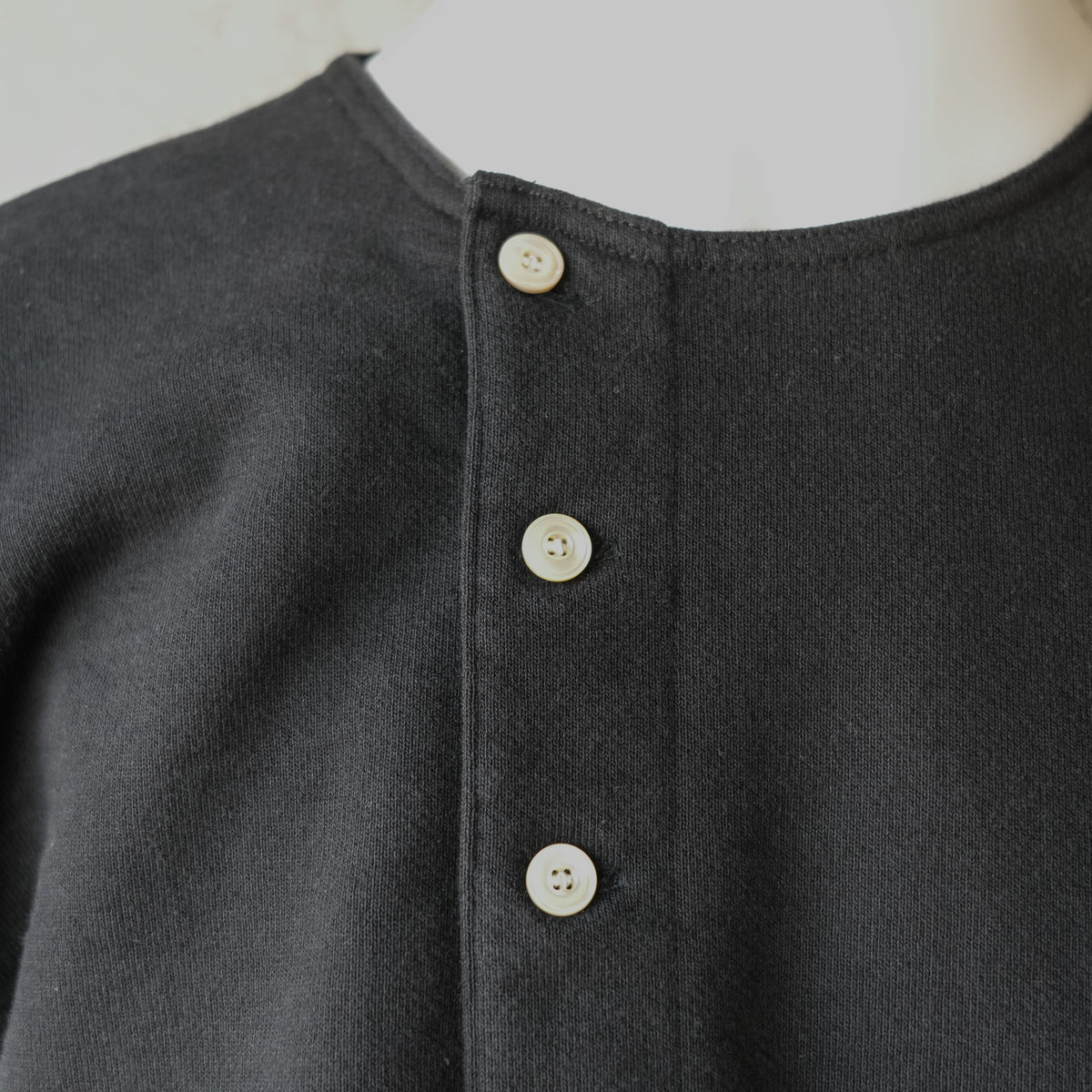 PREQUEL_C1011 Henley Sweatshirt (Black)