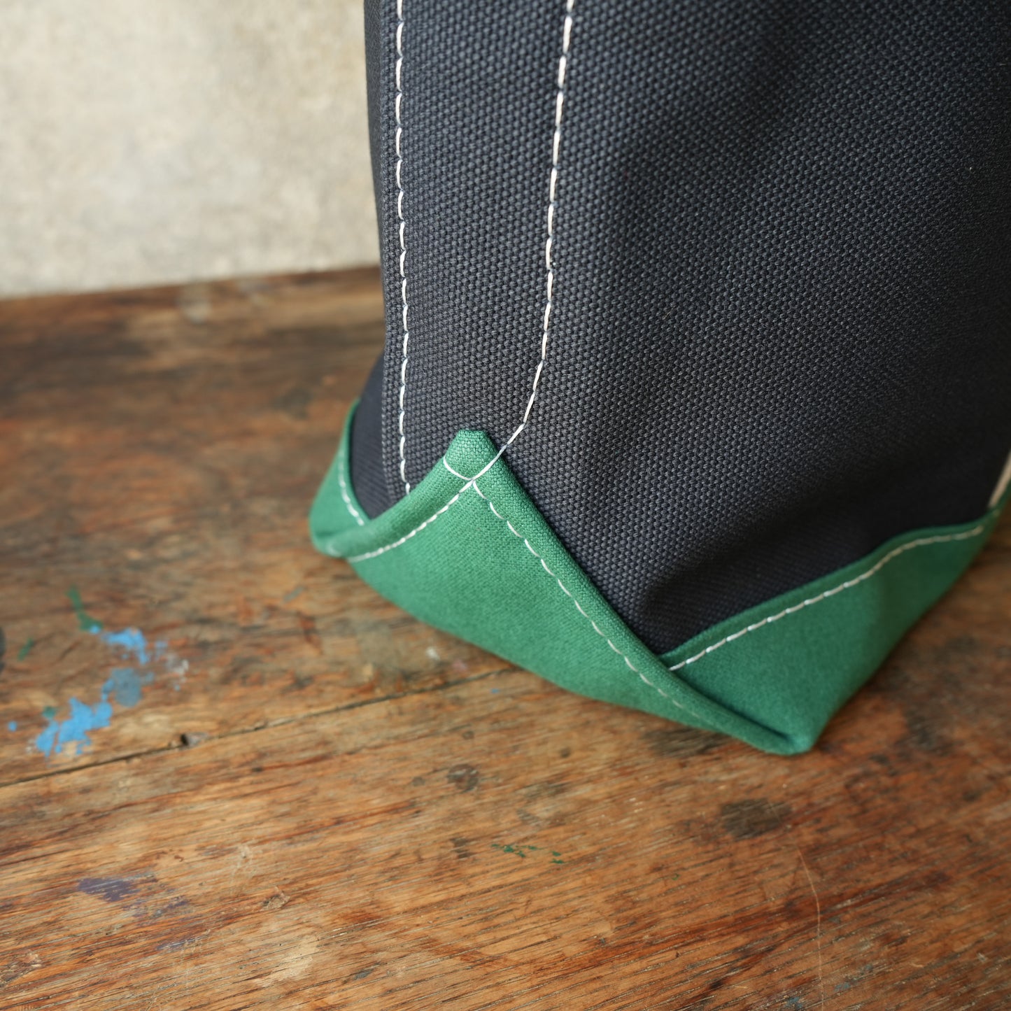 WORKERS_Deluxe Tragetasche_Dunkelblauer Korpus x Grüner Henkel