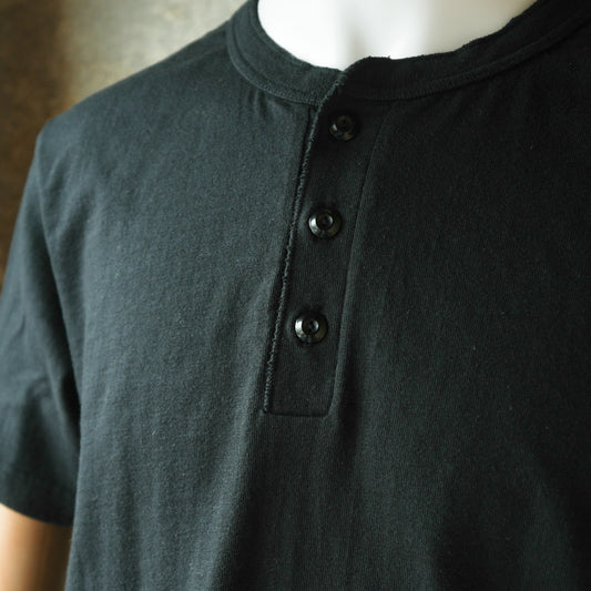 UES_66RR_04_1_ラマヤーナ ヘンリーネックTシャツ_Black