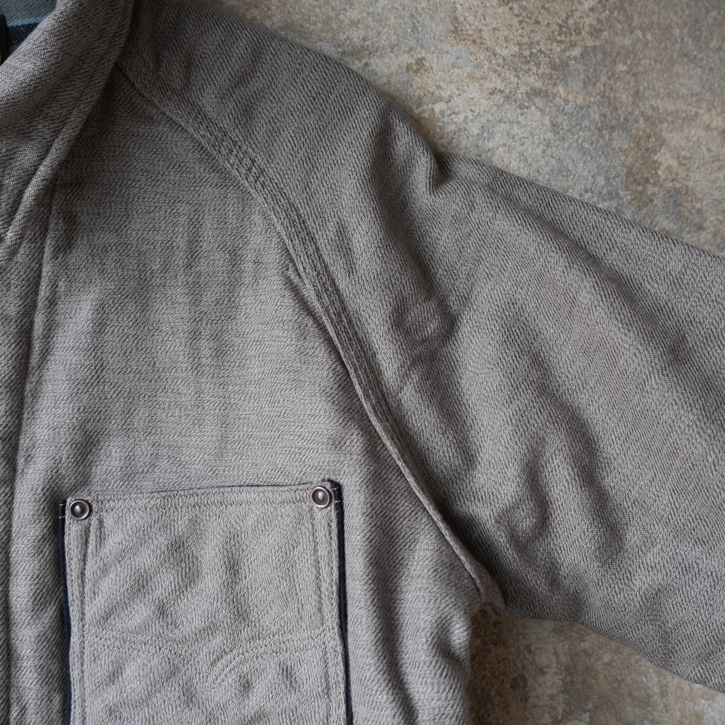 DELUXEWARE_7649C_40S NATIVE BORDER_GRAY