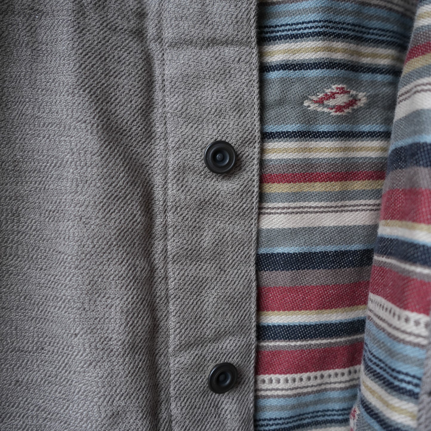 DELUXEWARE_7649C_40S NATIVE BORDER_GRAY