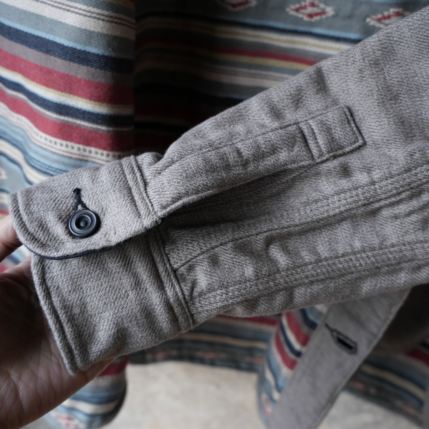 DELUXEWARE_7649C_40S NATIVE BORDER_GRAY