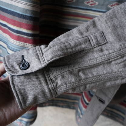 DELUXEWARE_7649C_40S NATIVE BORDER_GRAY