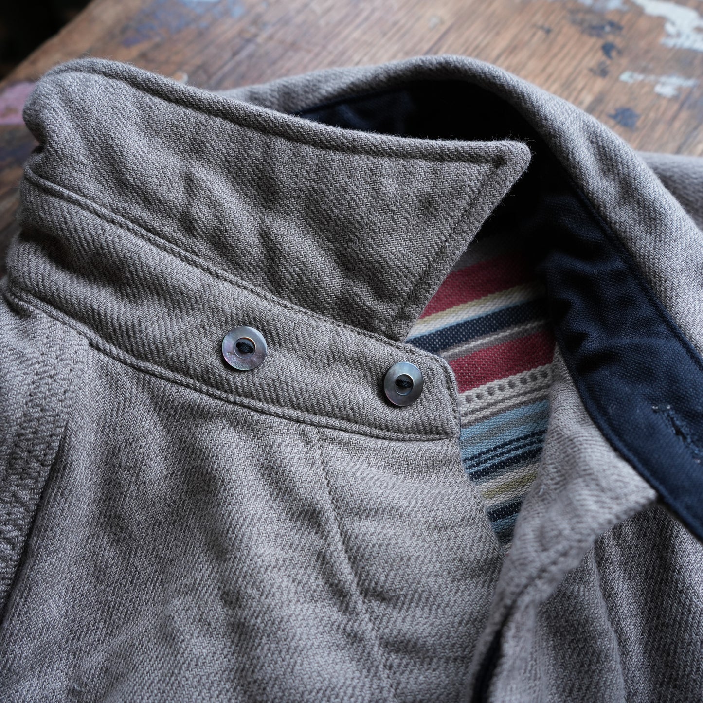 DELUXEWARE_7649C_40S NATIVE BORDER_GRAY