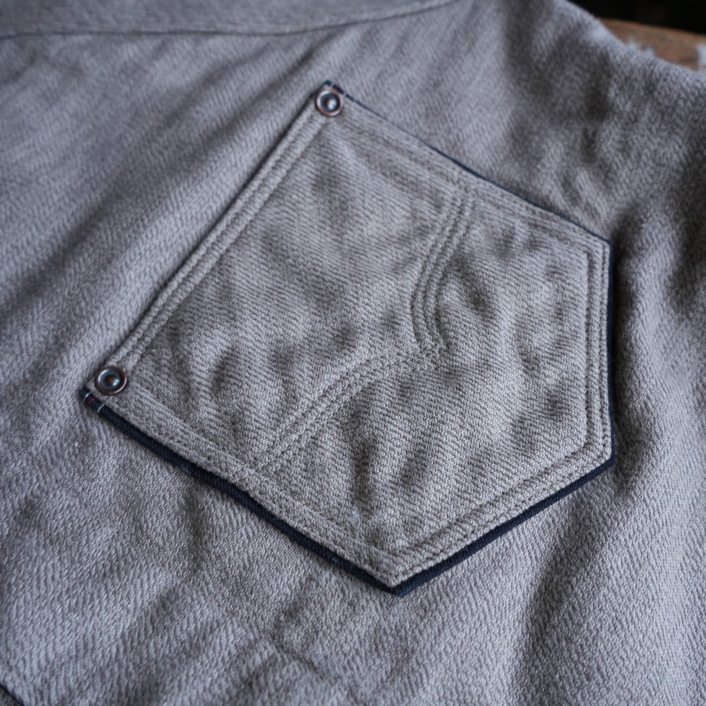 DELUXEWARE_7649C_40S NATIVE BORDER_GRAY