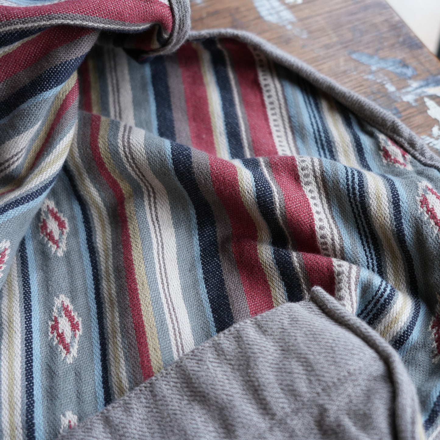 DELUXEWARE_7649C_40S NATIVE BORDER_GRAY