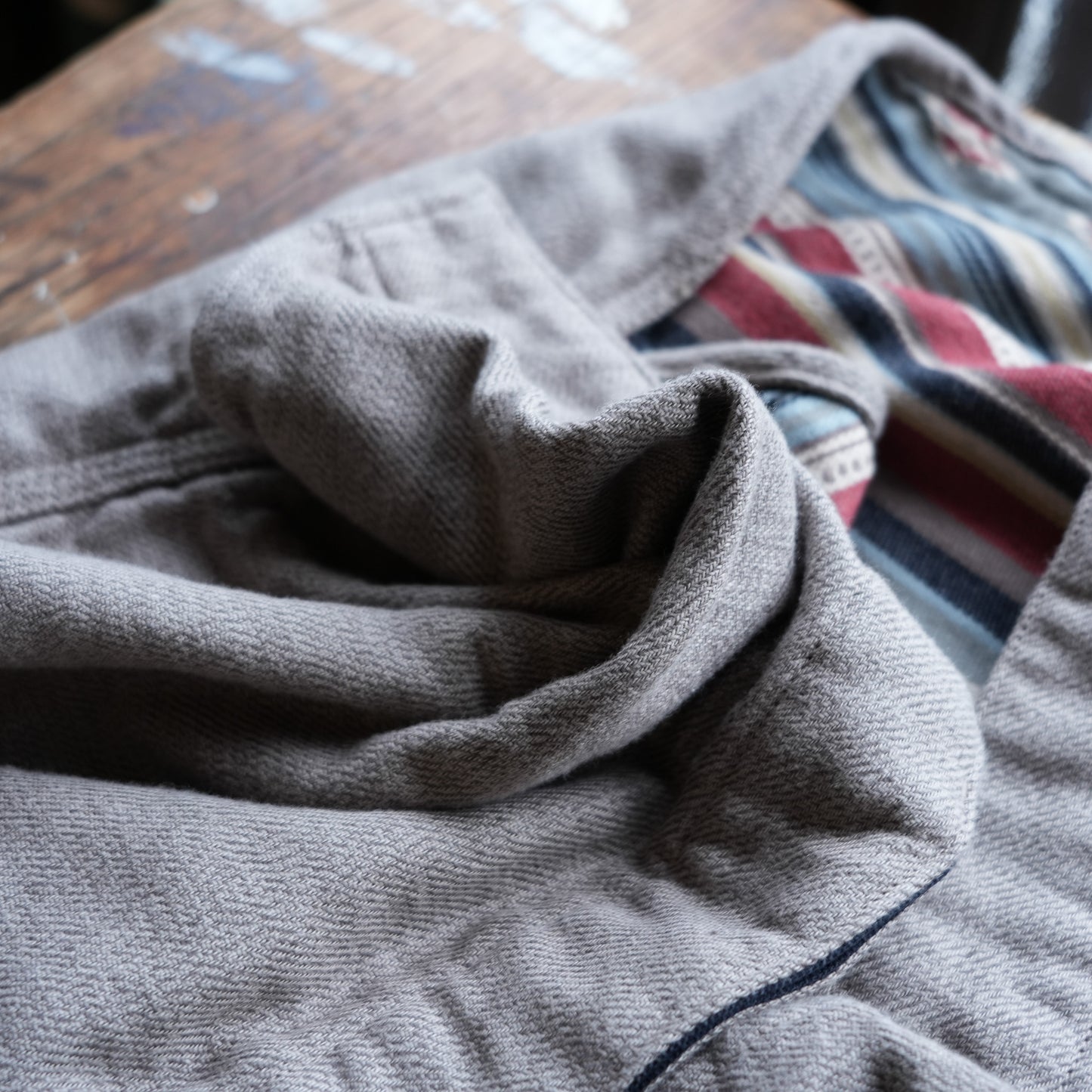 DELUXEWARE_7649C_40S NATIVE BORDER_GRAY