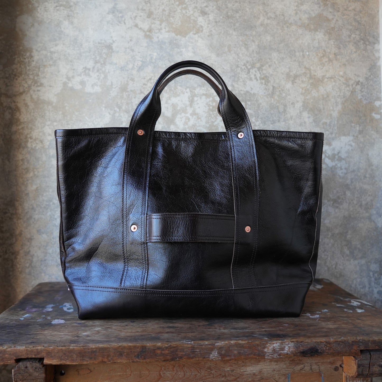 INCEPTION_IPHSB-18_HORSE HIDE COAL BAG (MEDIUM) _DarkBrown 