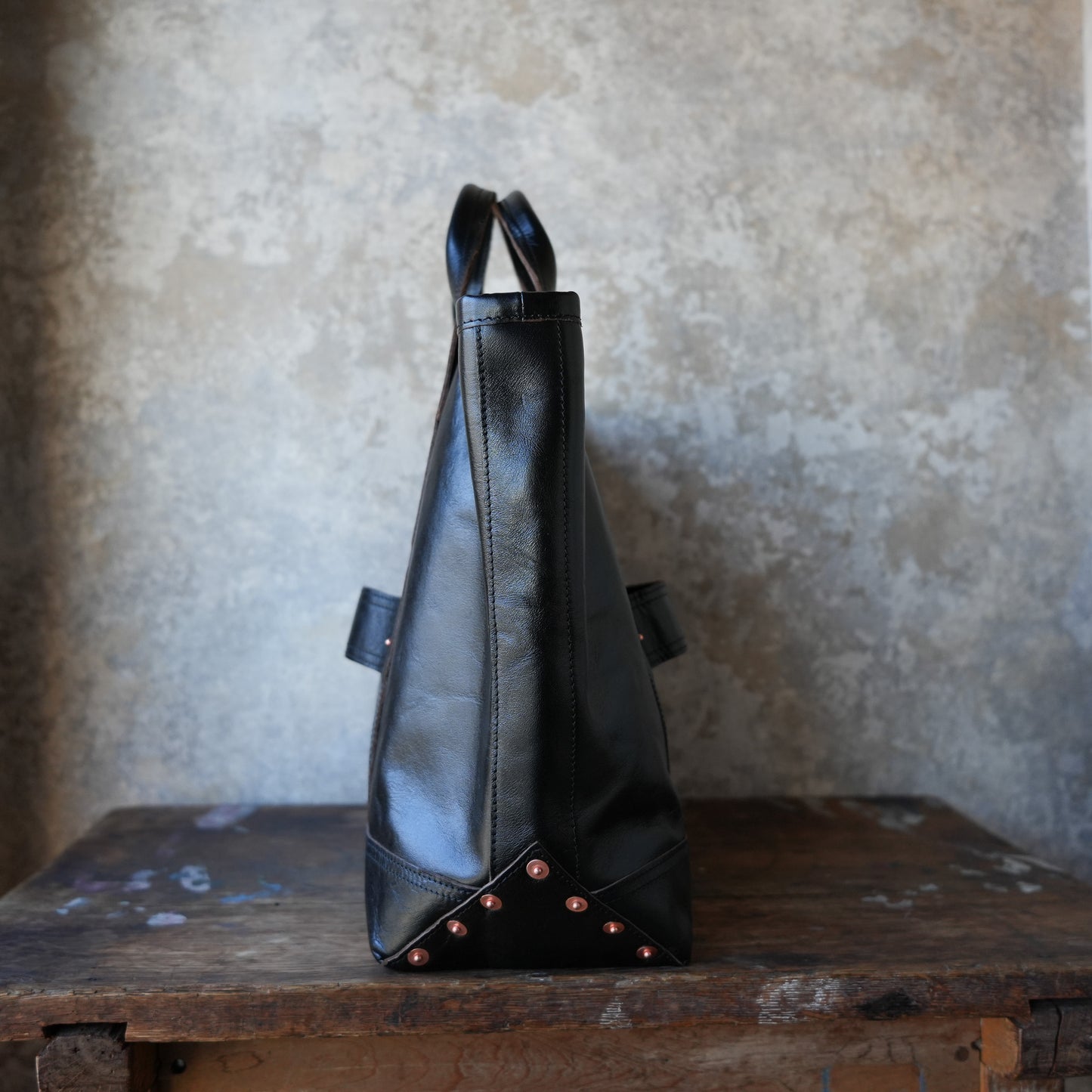 INCEPTION_IPHSB-18_HORSE HIDE COAL BAG (MEDIUM) _Black 