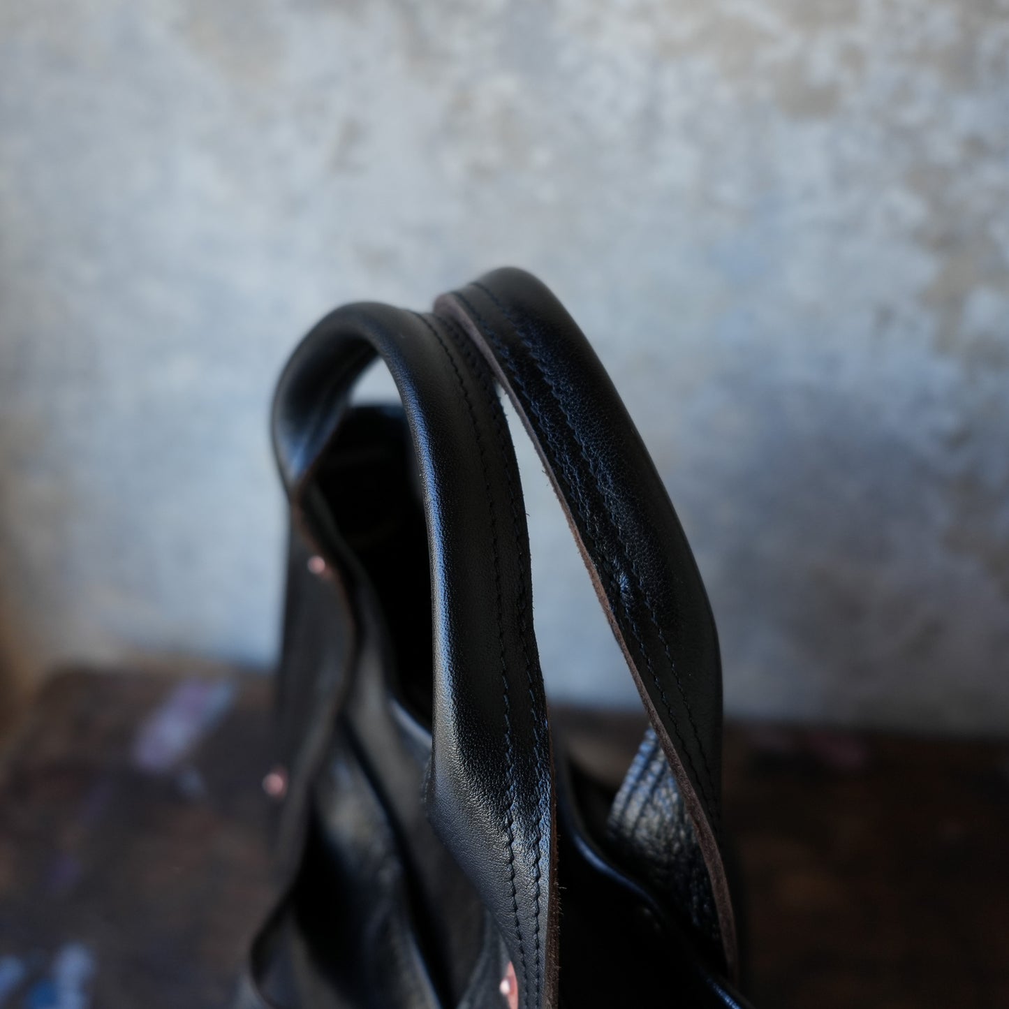 INCEPTION_IPHSB-17_HORSE HIDE COAL BAG (SMALL) _Black 