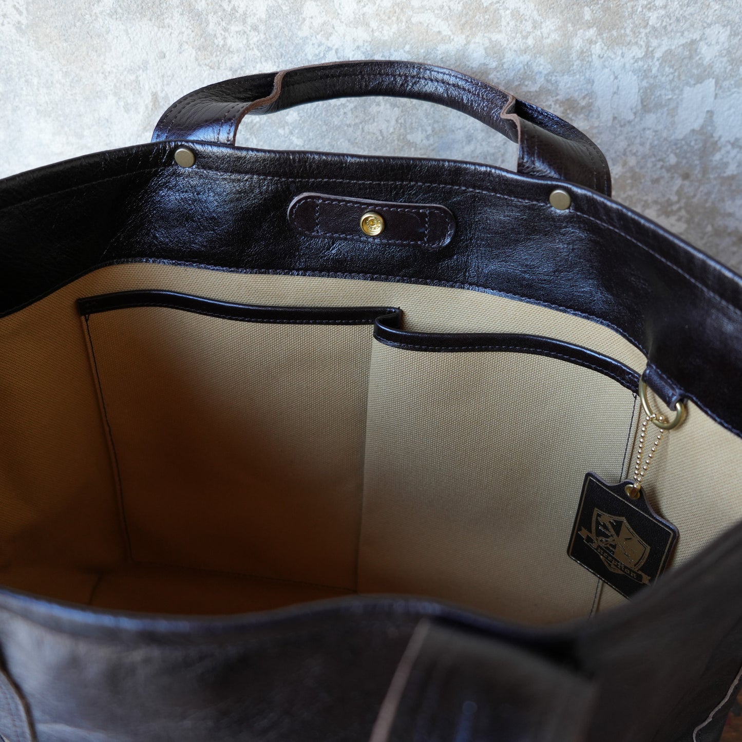 INCEPTION_IPHSB-18_HORSE HIDE COAL BAG (MEDIUM) _DarkBrown 