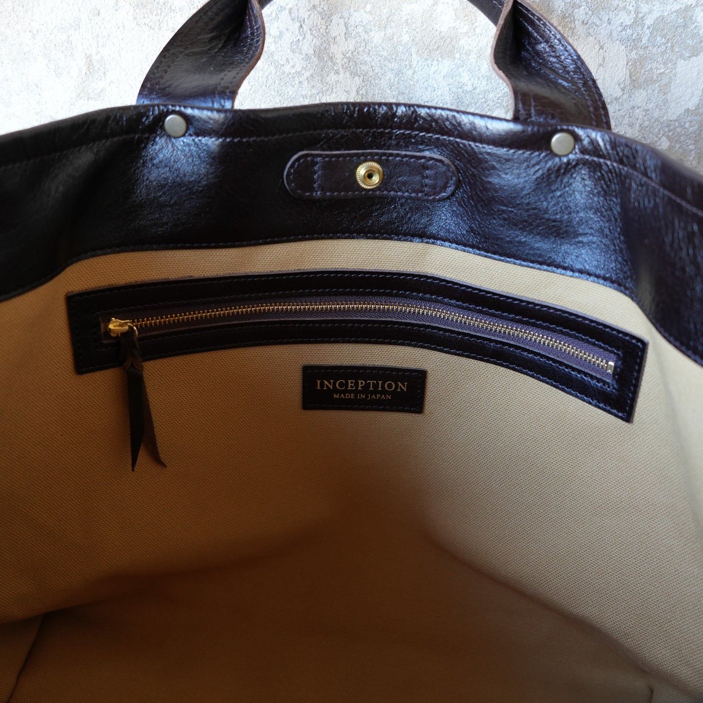 INCEPTION_IPHSB-18_HORSE HIDE COAL BAG (MEDIUM) _DarkBrown 