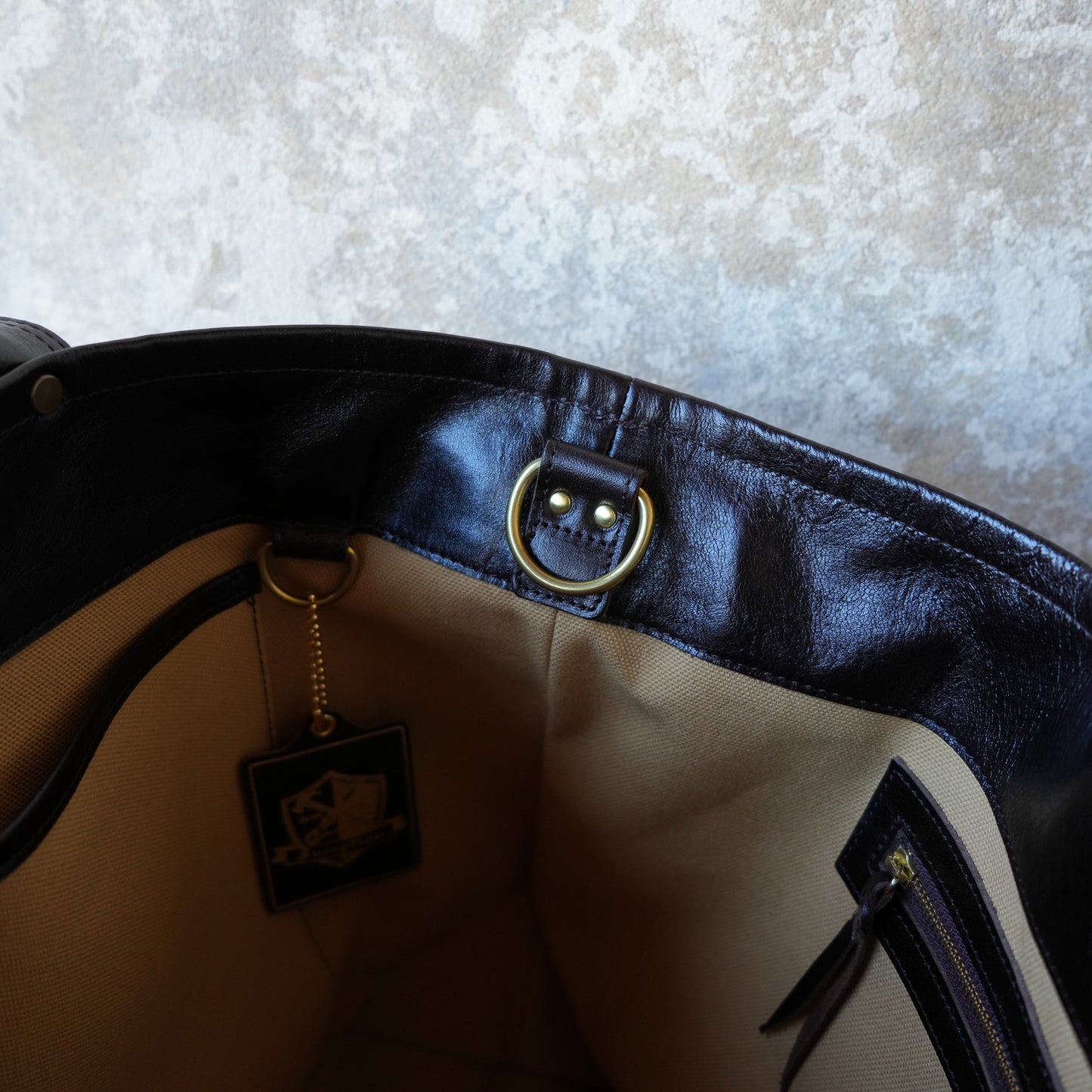 INCEPTION_IPHSB-18_HORSE HIDE COAL BAG (MEDIUM) _DarkBrown 