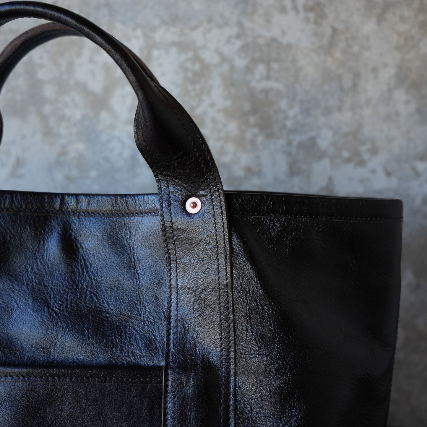 INCEPTION_IPHSB-18_HORSE HIDE COAL BAG (MEDIUM) _DarkBrown 