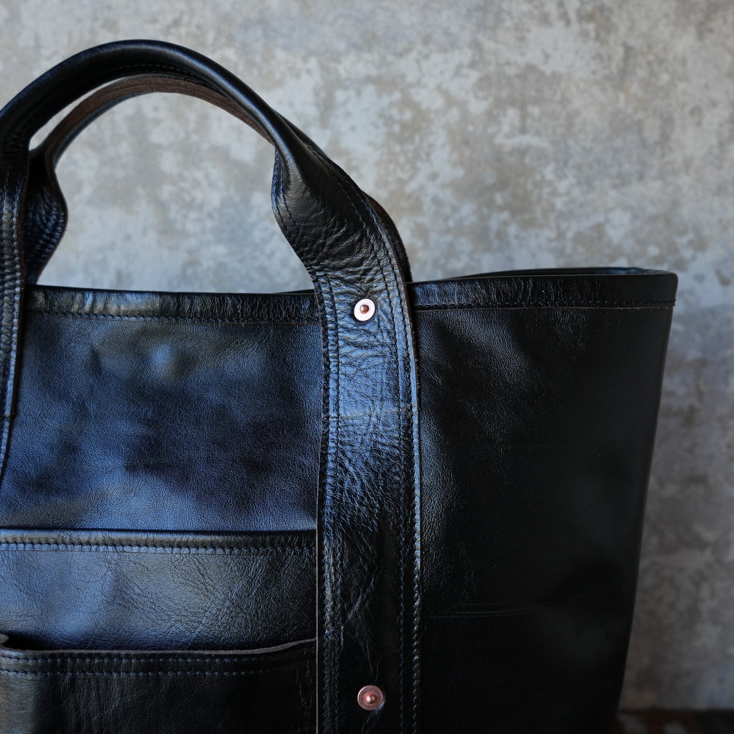 INCEPTION_IPHSB-18_HORSE HIDE COAL BAG (MEDIUM) _Black 