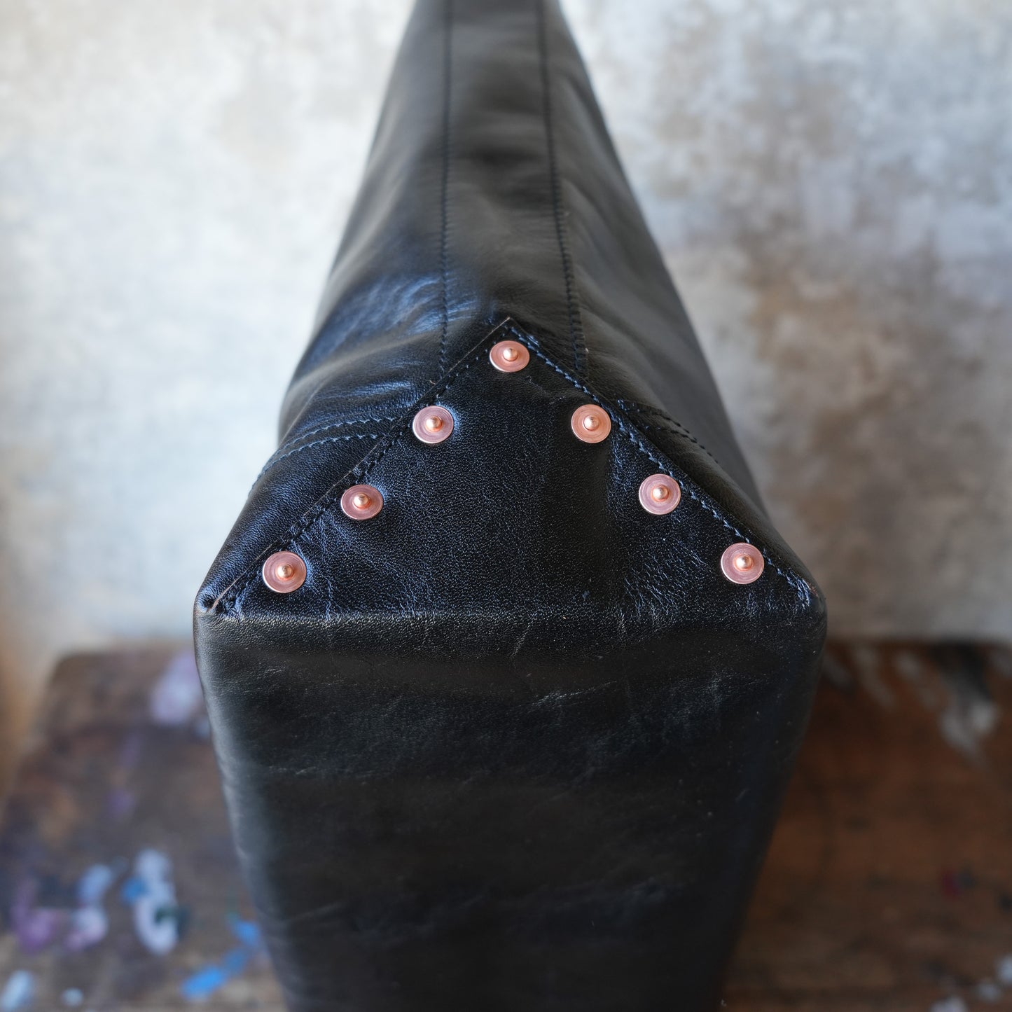 INCEPTION_IPHSB-18_HORSE HIDE COAL BAG (MEDIUM) _Black 