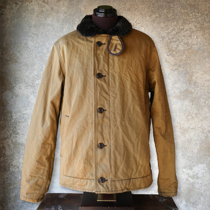 UES_915D-SH_11_2_ショート丈デッキジャケット_キャメル