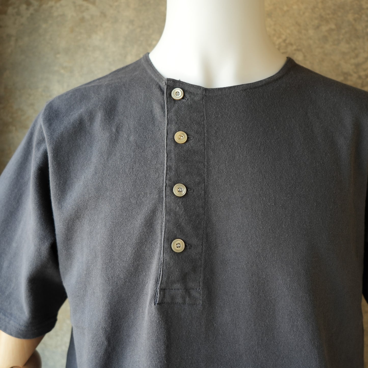 PREQUEL_C1016 Stiff Cotton Henley T-shirt (Black) Henley T-shirt (Black)