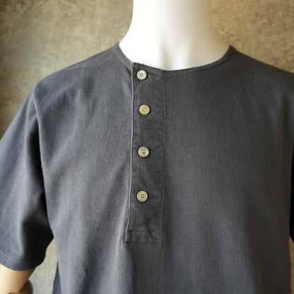 PREQUEL_C1016 Stiff Cotton Henley T-shirt (Black) Henley T-shirt (Black)