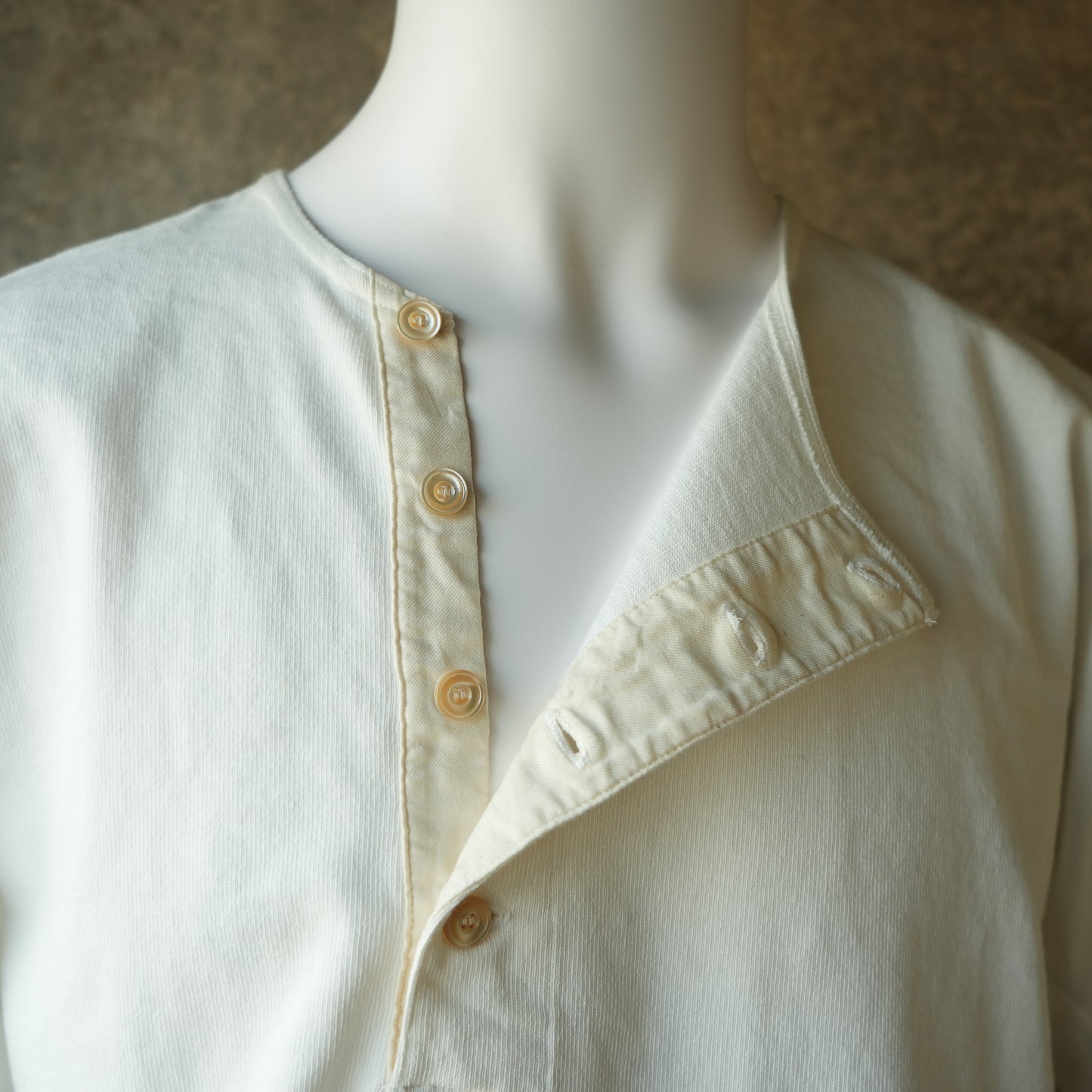 PREQUEL_C1016 Stiff Cotton Henley T-shirt (White) Henley T-shirt (White)