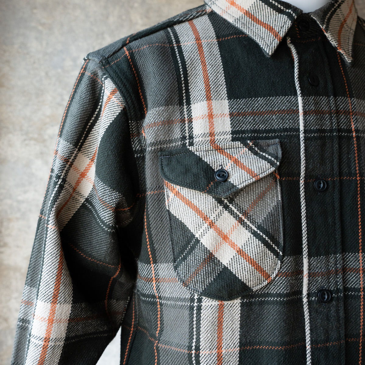 UES_502654_05_1_Heavy Flannel Shirt_Charcoal