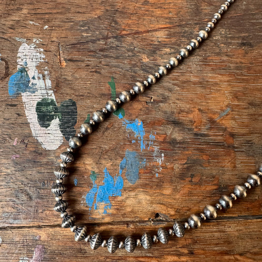 FOUR STARS_FN49-002_Navajo pearl bracelet_Graduated Beads